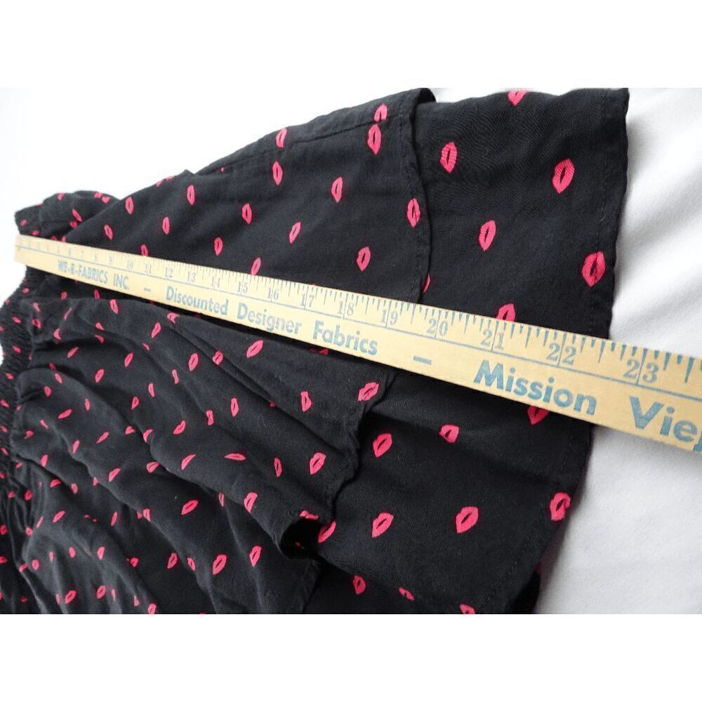 Torrid Women Kisses Skirt Size 2 - Picture 6 of 6